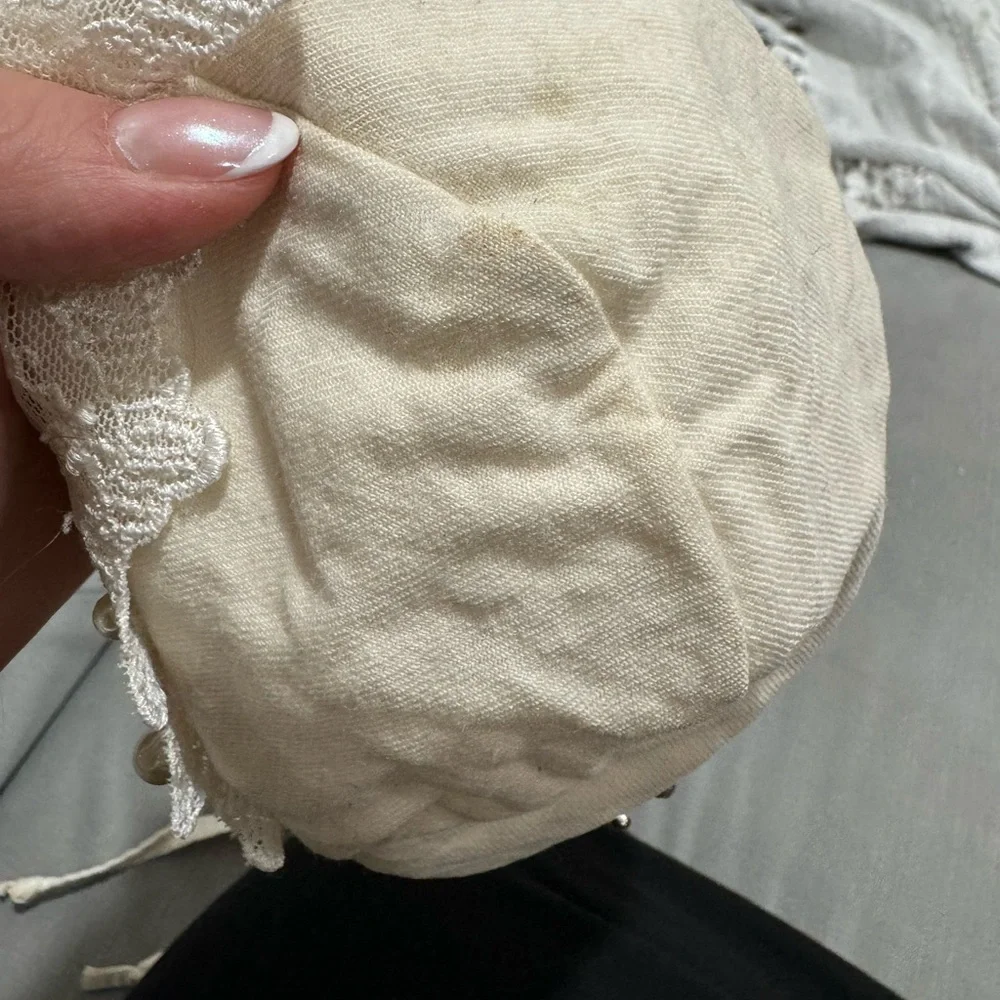 Baby girl bonnet with lace and pearls